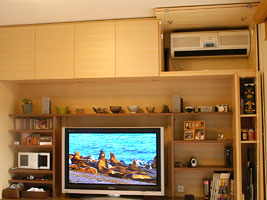 テレビ・オーディオ、クーラーまでをきれいに納める壁面収納を造作しました。