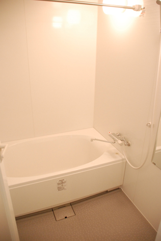 白を基調とした清潔感のあるバスルーム