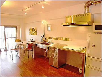 ステンのキッチンと正面のモザイクタイルは相性バッチリです。 