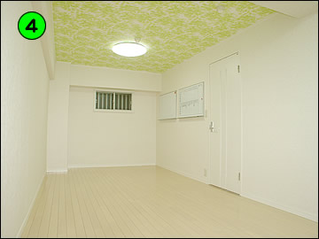 壁・床・建具を白にし、天井を緑の葉柄にしてアクセントをつけました。
