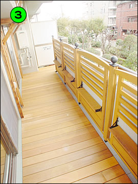 バルコニーもウッドデッキと木製フェンスで仕上げ室内との繋がりが出来ました。
