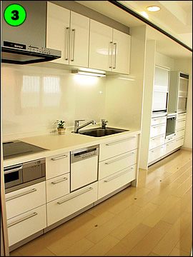 LDKそれぞれのスペースを広く取るために、キッチンの機器類を1列に並べました。