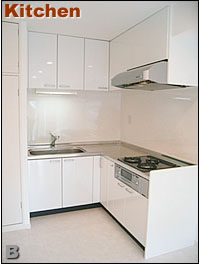コンパクトなL型の真っ白なキッチンは目立たずかわいらしい印象。