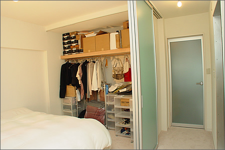 デザイナー向けのスタイリッシュな空間に生まれ変わった寝室。