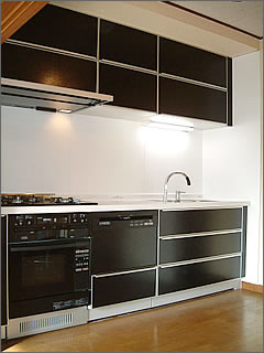 システムキッチンはTOTO「キュイジア」を採用。カラーは深みのある“漆黒”です。