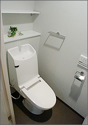 水回りも全面リフォームで快適に。白を基調としたトイレは清潔感バツグンです。
