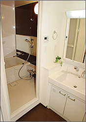 洗面室・バスルームは白を基調としたデザインにリフレッシュ。