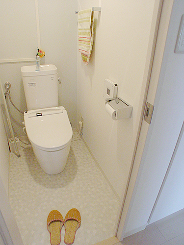 トイレの内装・便器は全て白で統一