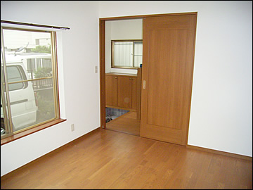 壁は白、床・建具は茶色を基調とし、シンプルで飽きのこない色味にしました。