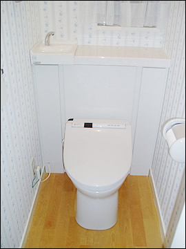 床はトイレ専用のフローリングにして、表面の汚れが簡単に拭くだけ落とせるように