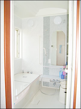 在来工法の浴室をユニットバスにしました。保温性も高い明るい浴室となりました。