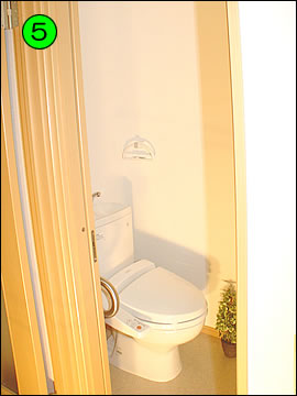 使いづらい古い和式便所の段差を無くし、洋式トイレにしました。