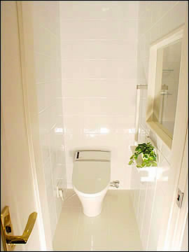 洗面・脱衣室と統一した、白いタイル仕上げのトイレです。