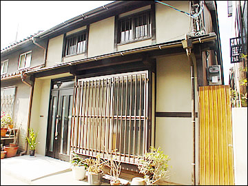 昭和初期の建物ですが、隣家との兼ね合いを考慮して、外観イメージを合わせました。