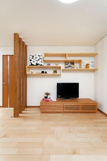 空間に合わせて、テレビの上の飾り棚も木を使って造作。