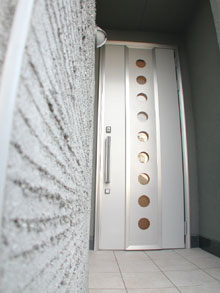 玄関扉はアルミ色で、より一層モダンな仕上がりに。