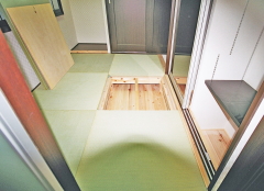 畳の下は自然素材の杉板フローリングを貼りました。