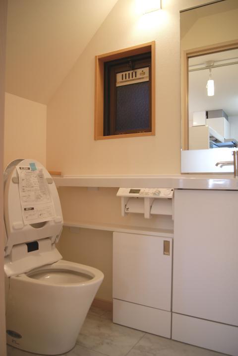 １階のトイレは手洗い付収納カウンターを設置しました。