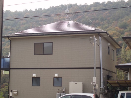 寄棟の屋根に京セラの「SAMURAI」が綺麗に配置されています。