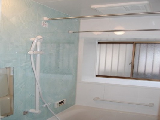 FRP素材の浴槽と浴室換気乾燥機のコンビで、浴室のお手入れが今までと大違いです。
