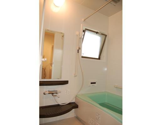 浴室にはINAXの最新ユニットバス「ソレオ」を採用しました。