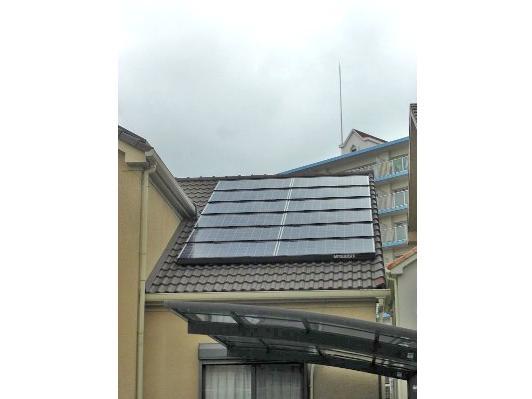 洋風のおしゃれな外観のお家に、屋根3面に太陽光を設置しました。