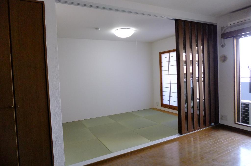 琉球畳と大胆な間仕切りパーテーションの組み合わせ