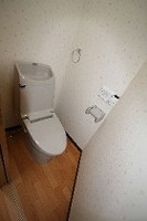 上手く壁面を利用したトイレ