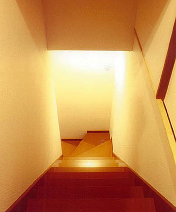 １階の光が見えるような明るい階段に。