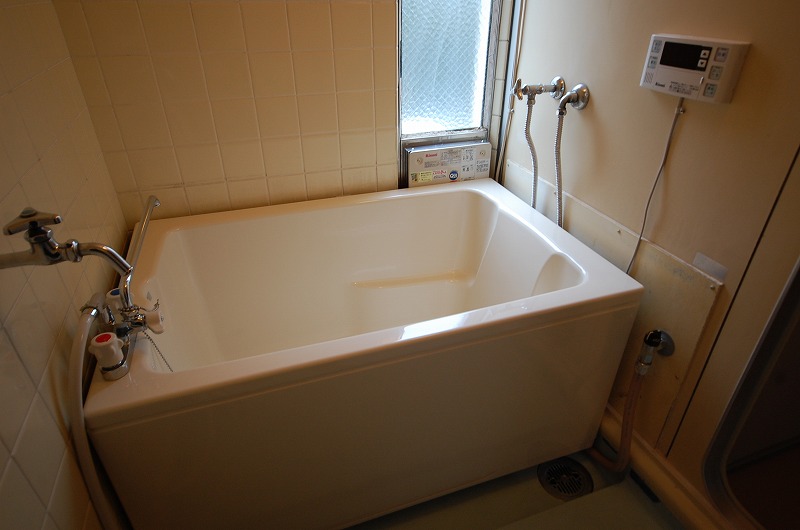 浴槽床の防水・補修も同時に実施しています。