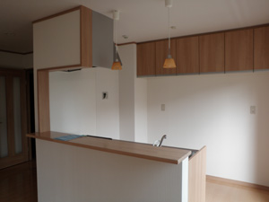 I型キッチンの吊戸棚を壁面に取り付けることにより、アイランド風になりました