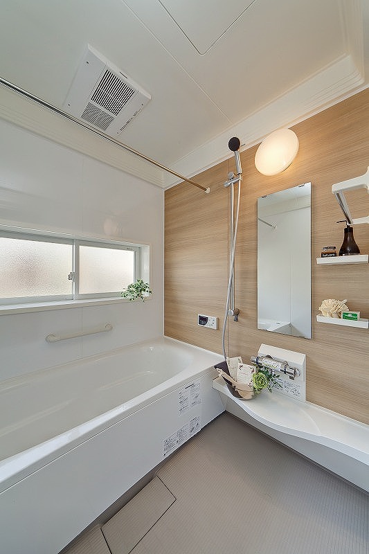 湿気がこもりがちな浴室に自然換気ができる窓を設置。
