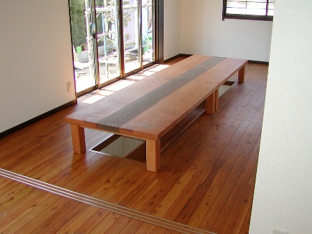 異種のムク板を組み合わせた天板が個性的なテーブル