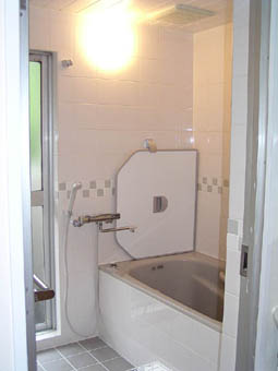 内部空間と同様、白を基調とした浴室