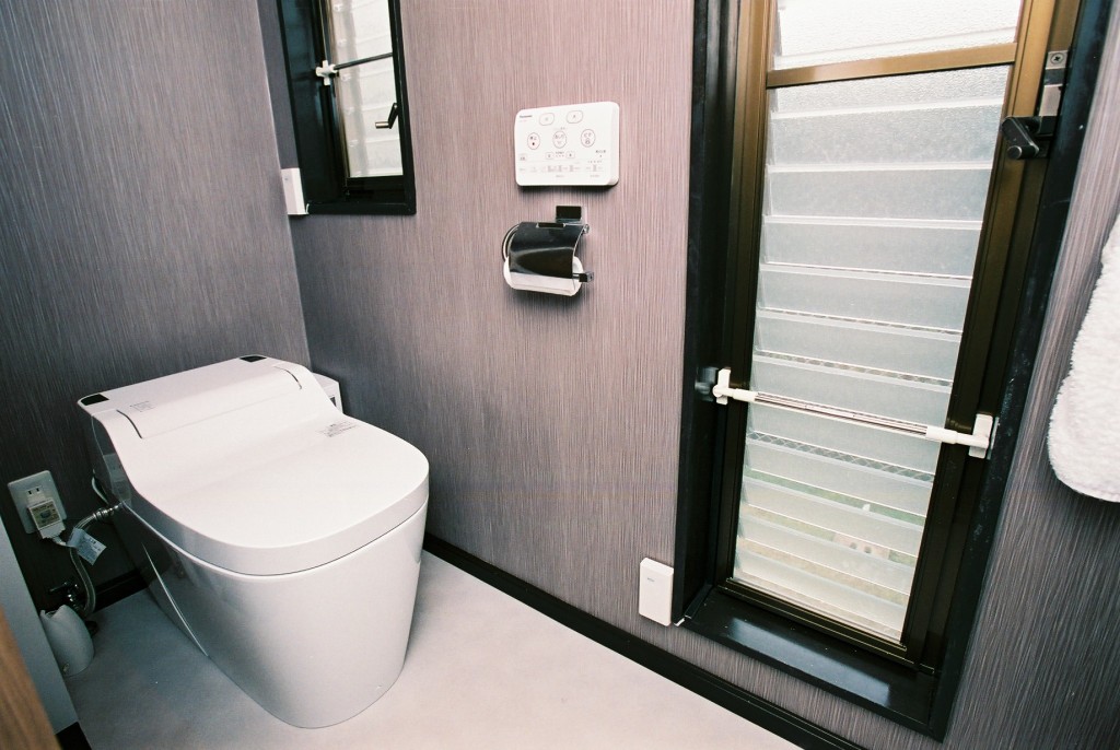 トイレは、ゆとりある空間に。節水型トイレで環境にも配慮している。