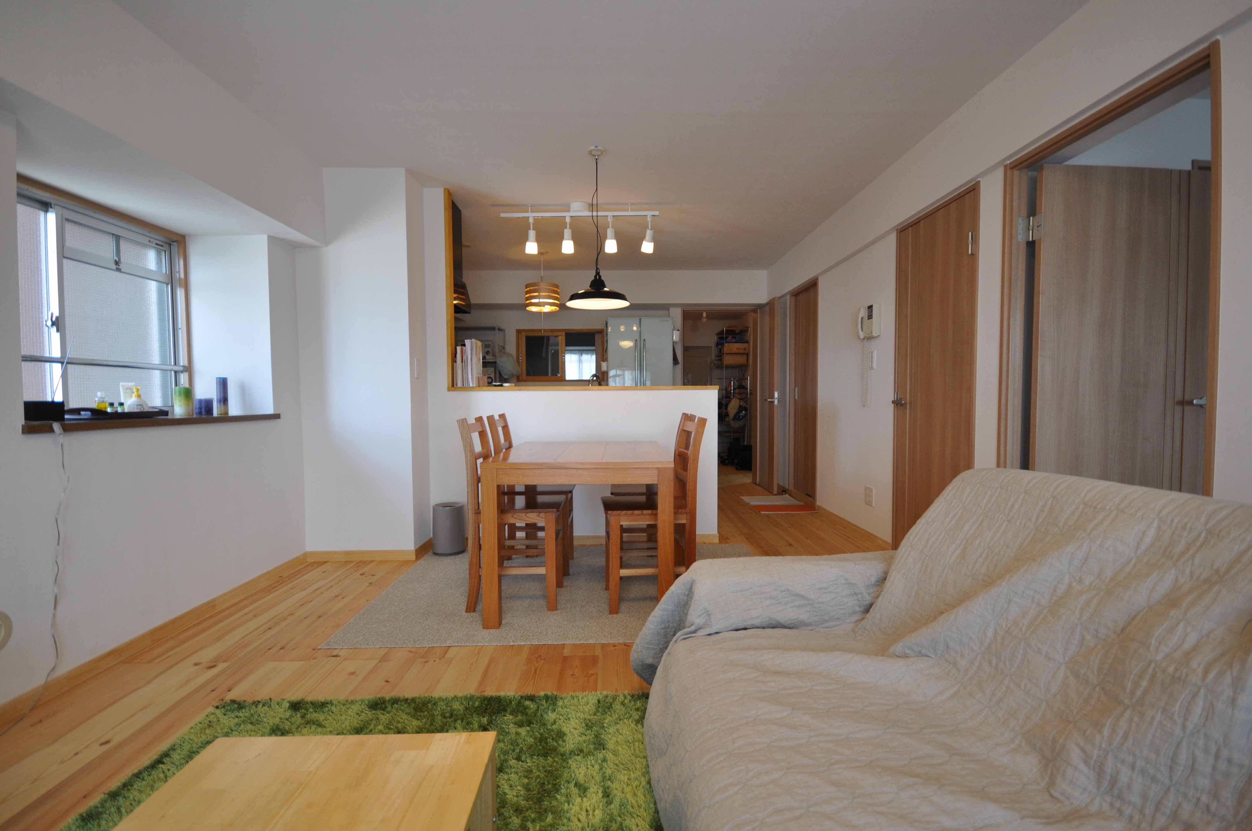 無垢の床に、木製の家具と、全体的にまとまりのあるお宅に変身。