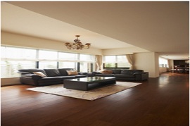 ブラックウォールナットの床材がシックに家具や調度品を引き立てます。