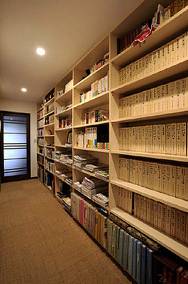 大容量の本棚のあるギャラリースペース