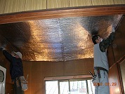 遮熱材「リフレクティックス」を天井裏に施工中。