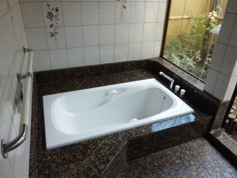 浴槽はタカラの人造大理石浴槽です
