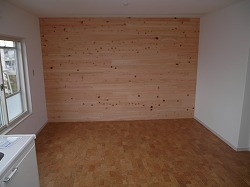 床はコルク、壁には塗装下地用のクロス（ドイツ製）