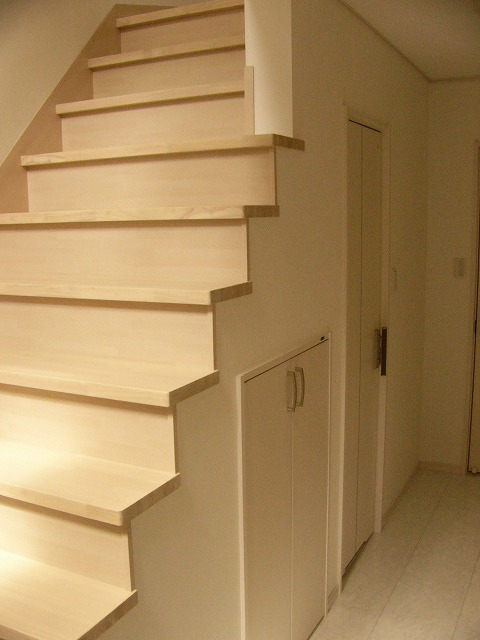 テーマカラーの白色を用いた階段