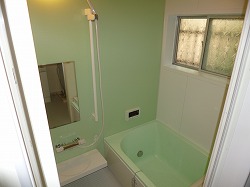 狭かった浴室が広くなり、グリーンの浴槽と壁がとても鮮やかに