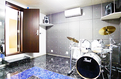 バンド練習も可能な広いドラムスタジオ