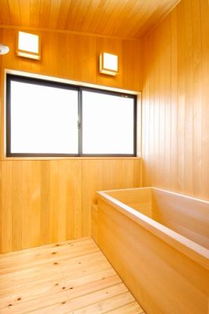 床、壁から浴槽まで青森ヒバで造った浴室。木の香りがほのかにするくつろぎ空間