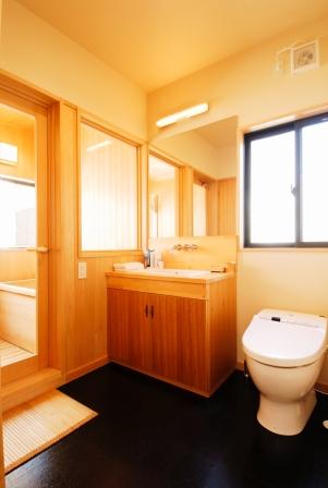 浴室と同様の耐久性の高い青森ヒバを採用した浴室
