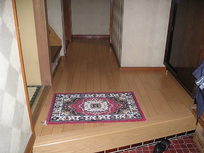 和風でオシャレですね。カーペットも床の色に同調していますネ。