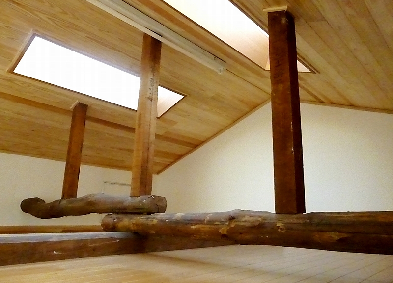 もとのお家からある丸太の梁が印象的な天井裏収納に