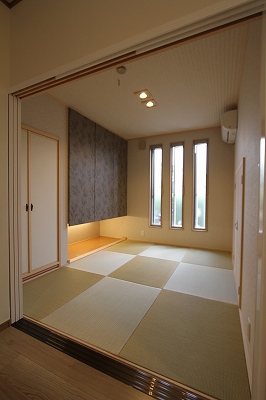 シンプルで今風な和室と間接照明で奥行きのある空間を演出しています。