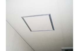 天井に点検口を設けました。